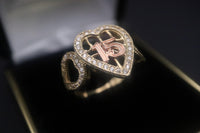 Anillo de Oro de 14 K (Quinceañera) Un anillo en forma de corazón con "15" en el centro y decorado con dos corazones laterales. Peso: 4.1 Tamaño: 8