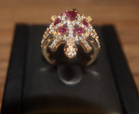 Anillo de Oro de 14 K Un anillo de forma tortuosa con Circonita Cúbica blanca y roja 4.8 G