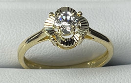 14 K Gold Ring A flower-shaped (quadrant) ring with a big CZ stone in the middle.  Weight: 2.2 G  Size: 7