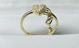 14 K Gold Ring A bold heart-shaped ring.  Weight: 1.7 G  Size: 7