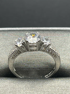 925 Sterling Silver Ring Size: 7