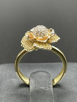 14 K Gold Ring A flower-shaped ring with CZS 3.9 G